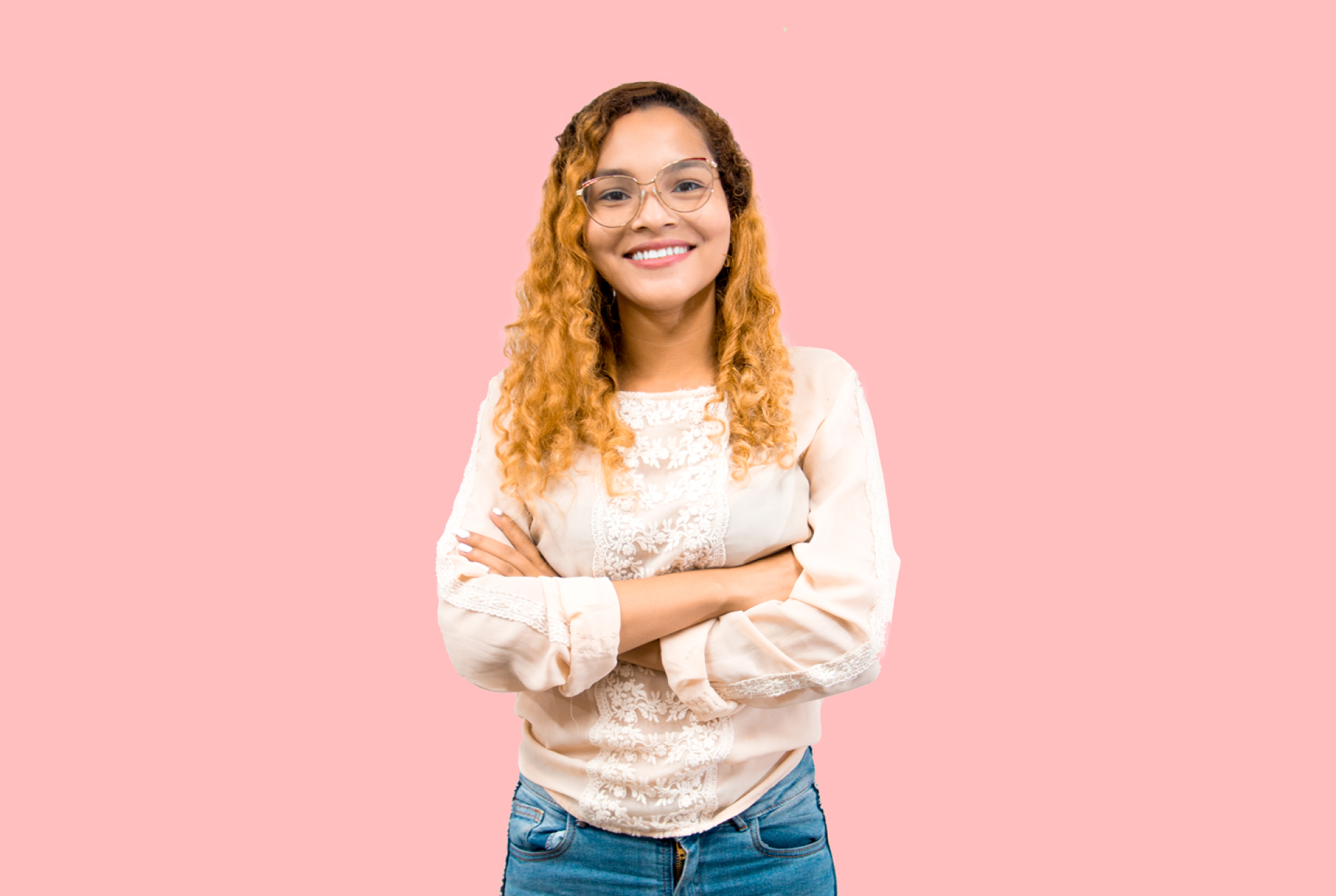 Diseñadora Wendy Petit UX/UI con brazos cruzados sonriendo